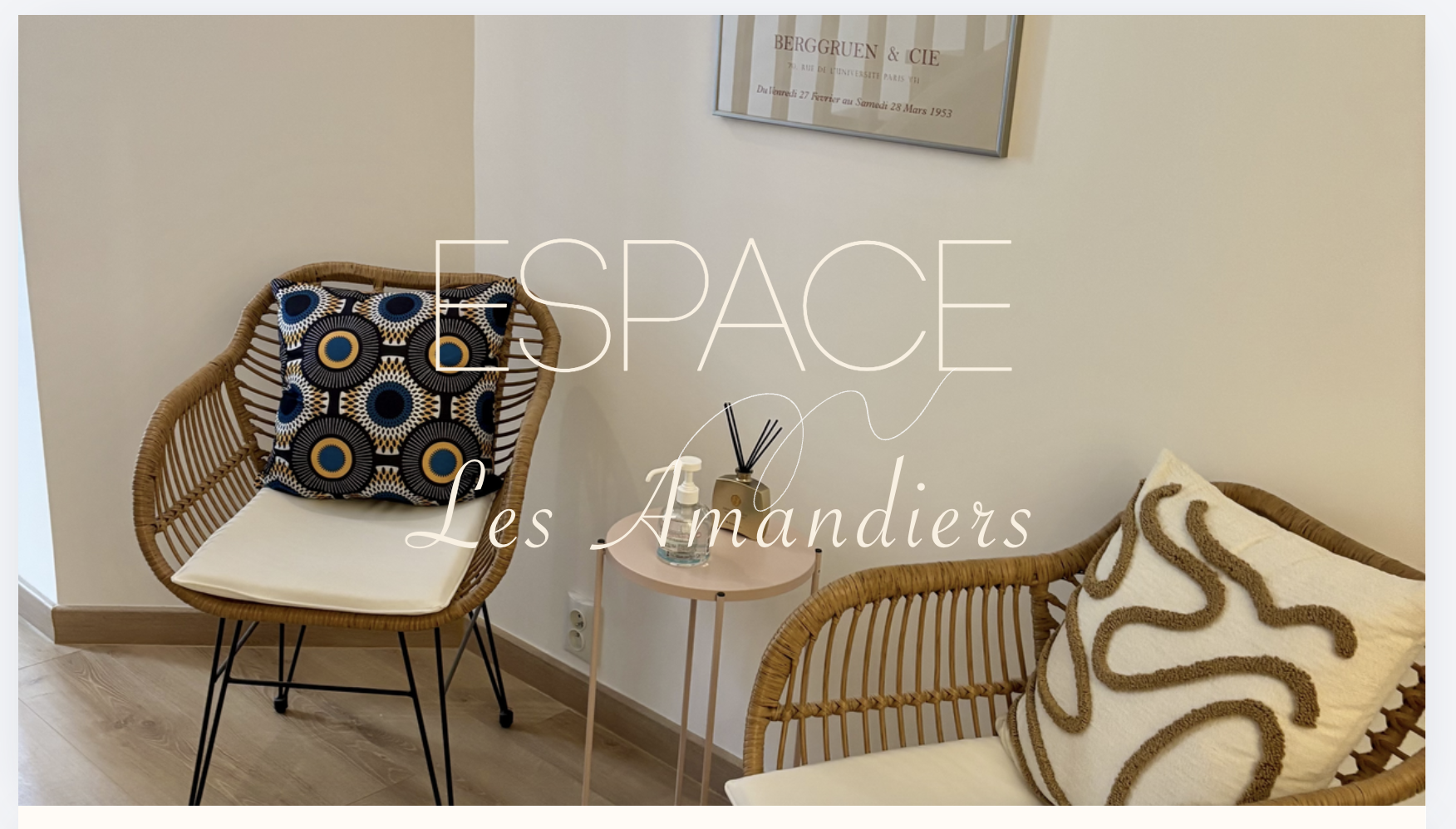 Salle d'attente de l'Espace Les Amandiers, deux fauteuils en rotin et enseigne murale